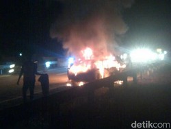 Minibus Terbakar di Depan RS Mitra Keluarga Cibubur