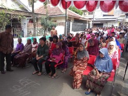 Jokowi Kembali Blusukan di Kampung di Jakarta, Bagi-bagi Sembako ke Warga