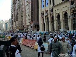 Petugas Haji Siapkan Truk untuk Oleh-oleh Jemaah dari Madinah ke Makkah