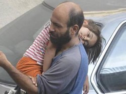 Foto Pria Penjual Pena dan Putrinya Ini Membuat Banyak Hati Tergugah