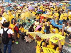 Diguyur Hujan Deras, Ribuan Demonstran Anti PM Najib Tetap Bertahan