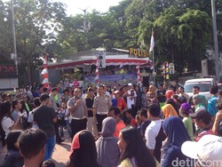 Serunya Polisi Bernyanyi Bareng Warga di Bundaran HI