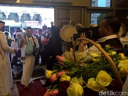 Setangkai Bunga Mawar dan Secawan Zamzam untuk Jemaah Indonesia di Makkah