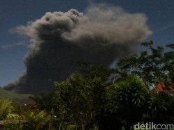 Gunung Lokon Kembali Keluarkan Asap Tebal