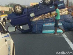 Pick Up Pengangkut Barang Terbalik di Tol Kamal KM 27