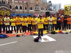 Umat Muslim Salat, Keriuhan Ribuan Massa Anti Najib Terhenti Sejenak