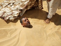 Pengobatan Alternatif Favorit Orang Mesir, Berendam di Gurun