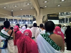 Jemaah Indonesia Silih Berganti Umroh di Masjidil Haram