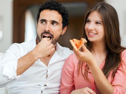 Pasangan Tambah Gemuk? Hati-hati Risiko Ikutan Gemuk