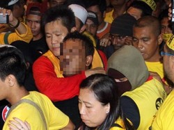 Seorang Pria Melempar Petasan ke Arah Demonstran Bersih 4.0, 4 Orang Terluka
