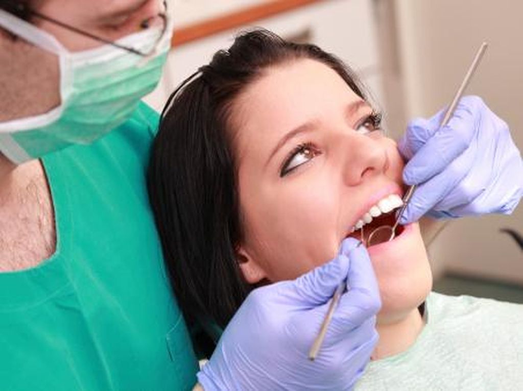 6 Cara Mengatasi Gigi Berlubang dan Penyebabnya
