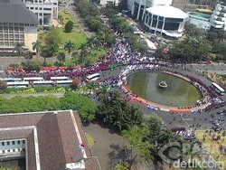 Ribuan Buruh Bergerak Rapi ke Istana