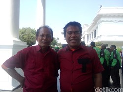 Tangis Haru Sopir Metro Mini Saat Beri Batu Akik ke Jokowi