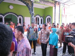 Blusukan di Tambora, Jokowi Bagi-bagi Sembako dan Buku