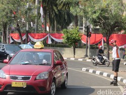 Polisi Bersepatu Roda Siap Meliuk-liuk di Antara Pendemo Buruh