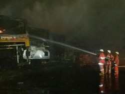 Pool Bus Terbakar,  Manajemen Trans Batavia Meluncur ke Lokasi