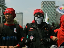 Begini Gaya Massa Buruh Berdemo di Depan Istana Negara