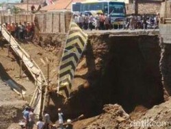 Soekarwo Minta Dinas PU Selidiki Ambrolnya Jembatan Randu Merak