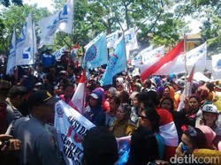 Buruh Pabrik Sepatu Ngeluruk Kantor Pengadilan Lawan Eksekusi