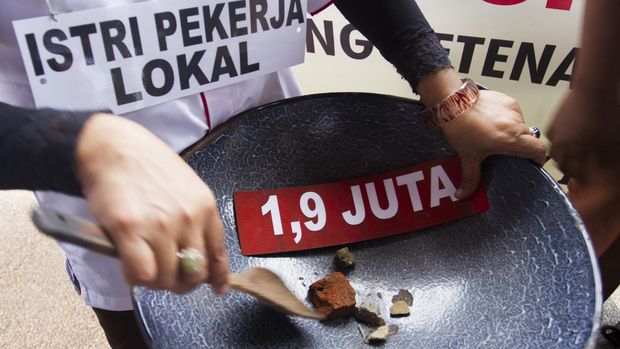 Aksi demo menuntut penghapusan upah murah di depan sekretariat Dewan Perwakilan Rakyat Aceh (DPRA), Aceh, beberapa waktu lalu.