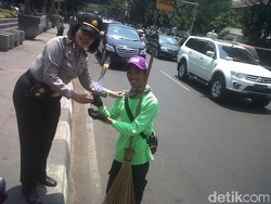 Polwan Bagikan Mawar ke Bikers dan Petugas Kebersihan di Jalan Merdeka