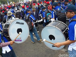 Demo Kreatif Buruh Beraksi Dengan Marching Band
