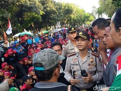 Sambil Jaga Keamanan, Kapolres Jakpus Traktir Para Buruh