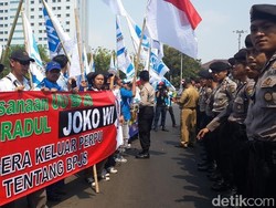 Massa Buruh Tiba di Patung Kuda, Lalin Thamrin-Medan Merdeka Barat Ditutup