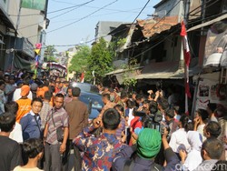 Jokowi-Iriana Disambut Meriah Warga Pisangan Baru Saat Bagi-bagi Sembako