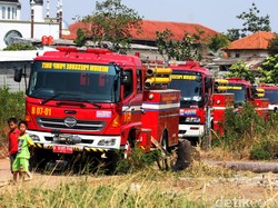 Sedan Terbakar di Komplek Billymoon Pondok Kelapa