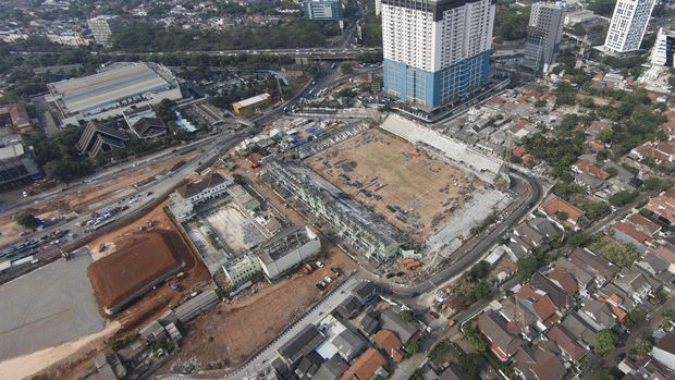 Foto aerial pembongkaran Stadion Lebak Bulus, Cilandak, Jakarta Selatan, Selasa (1/9). Pembongkaran stadion yang dibangun tahun 1987 dan menjadi markas Persija Jakarta tersebut ditargetkan selesai pada bulan Desember 2015 untuk nantinya akan dijadikan bengkel kereta Mass Rapid Transit (MRT). ANTARA FOTO/Sigid Kurniawan/ama/15.