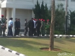 Cek Alutsista TNI, Menhan Kunjungi Mako Kopassus