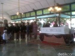 Sultan HB X dan Abdi Dalem Beri Penghormatan Terakhir untuk KRAy Nindyokirono