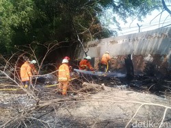 Tumpukan Fiber Terbakar di Pool Mayasari Ciracas Jaktim