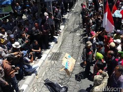 Unjuk Rasa Warga Surabaya Menggugat di KPU Sempat Ricuh dengan Polisi