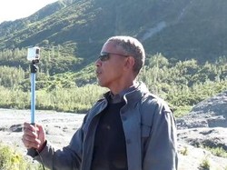 Pakai Tongsis, Obama Selfie Report dari Alaska