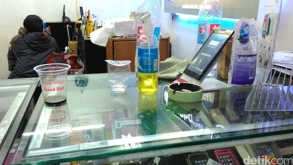 Duh Kumuhnya! Pedagang dan Pengunjung Begitu Bebas Merokok di ITC