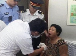 Tertawa Kegirangan karena Menang Main Kartu, Rahang Wanita Ini Geser