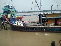 Kapal Berisi 100 WNI Tenggelam di Malaysia, Begini Suasana Evakuasinya