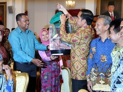Makan Bareng Pedagang Pasar, Jokowi Dikasih Burung dan Baju Renang