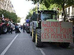 Paris Diserbu 1.000 Traktor Petani