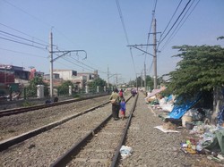 Entah Kenapa, Commuter Line Berhenti 15 Menit Jelang Stasiun Duri