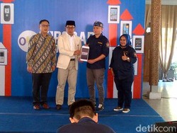 10 Anggota Karang Taruna di Bandung Dapat 10 Ponsel Pintar untuk Sebar Informasi
