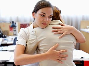 Tren Baru Job Hugging di Kalangan Gen Z dan Milenial, Apa Itu? Tren Baru Job Hugging di Kalangan Gen Z dan Milenial, Apa Itu?