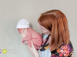 Melalui Foto, Bidan Ini Abadikan Pose Menawan Bayi-bayi yang Baru Lahir