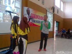 Gaya Gubernur Ganjar Mengajar di Sekolah, Bersepeda dan Provokasi Siswa