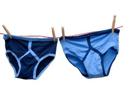 Hii..! Pria Ini Temukan Celana Dalam Kotor di Dalam Makanan Pesanannya