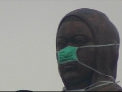 Diserang Asap, Patung Selamat Datang di Pekanbaru Kenakan  Masker