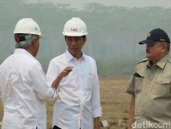 Jokowi Pantau Pembangunan Tol Trans Sumatera di Tengah Asap Tebal