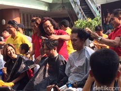 Para Perempuan yang Rela Botak Demi Penderita Kanker